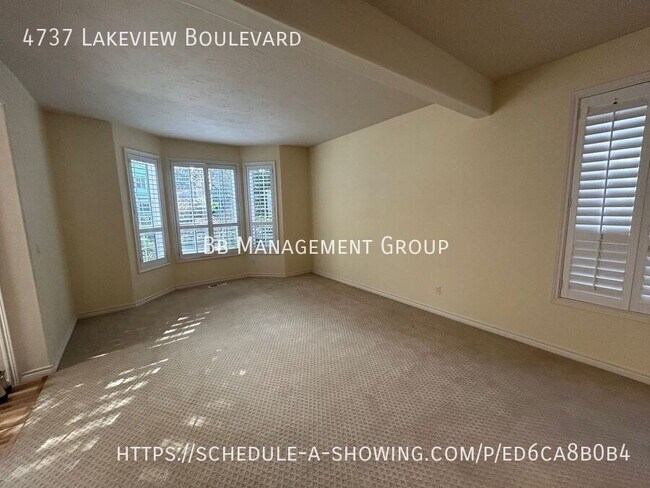 Foto del edificio - Updated Lake Oswego home minutes to First ...