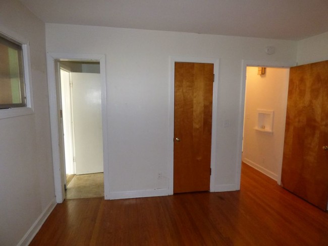 Building Photo - HUGE 2BR/2B Duplex near Downtown Murfreesboro