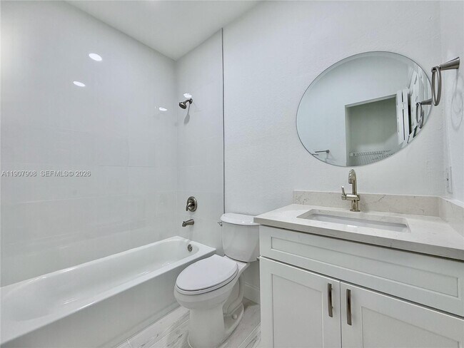 Foto del edificio - 4412 Woodland Cir