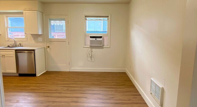 Foto del edificio - Freshly Updated Duplex Unit