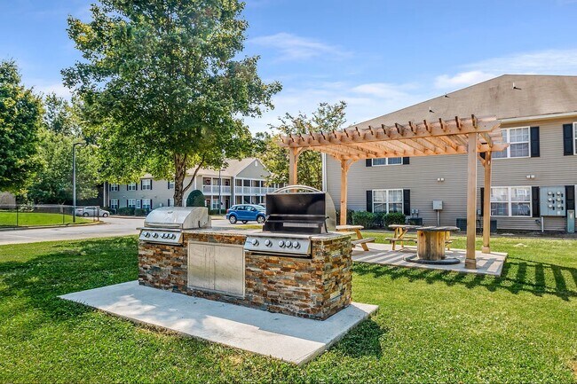 Building Photo - Ivy Hollow