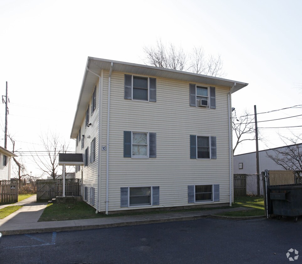 10 Cherry St, Bay Shore, NY 11706 Apartments in Bay Shore, NY