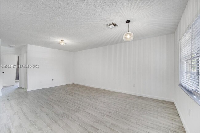 Foto del edificio - 15391 S Dixie Hwy