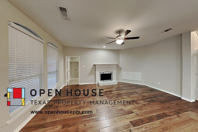 Building Photo - 5108 White Hills Dr, Fort Worth