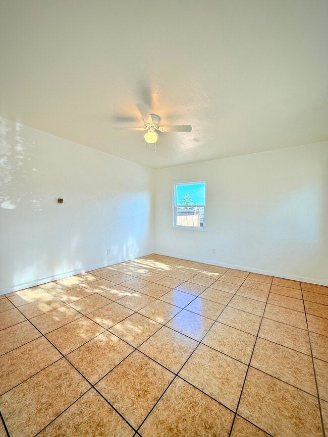 Building Photo - 663 Cadman St