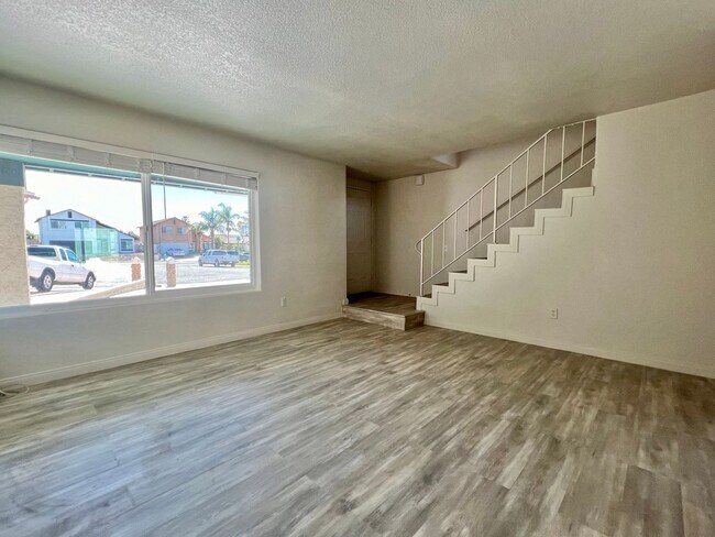 Foto del edificio - Spacious 5BD/2.5BA Two-Story Home in South San Diego with Large Backyard, Office & Attached Garage