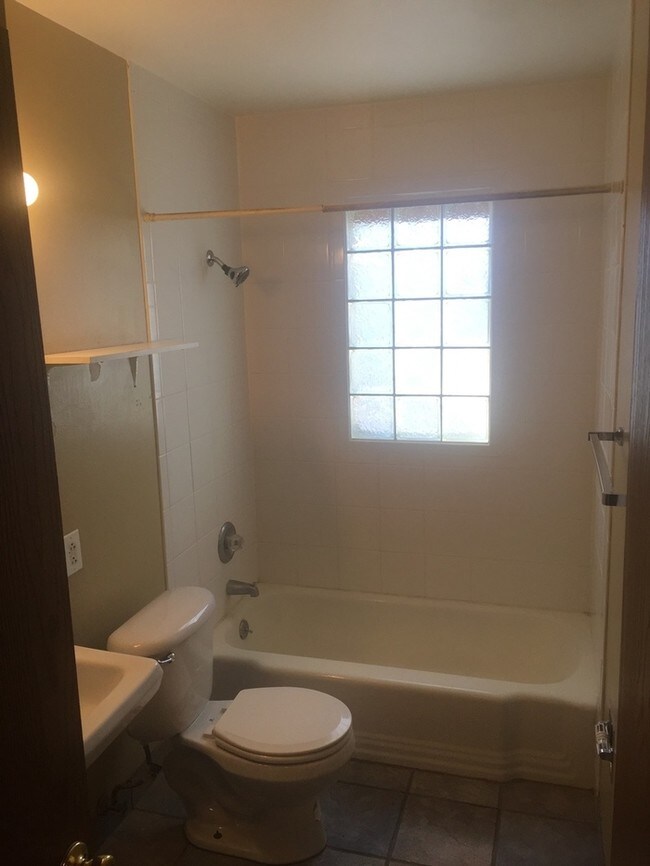 Building Photo - 1 Bedroom $650 utilizes included