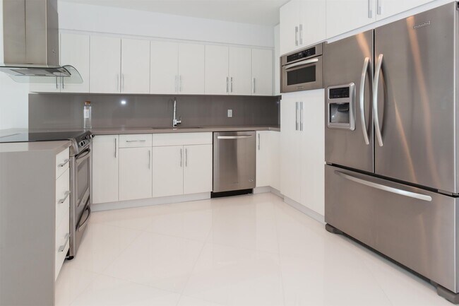 Photo - 5161 Collins Ave Townhome