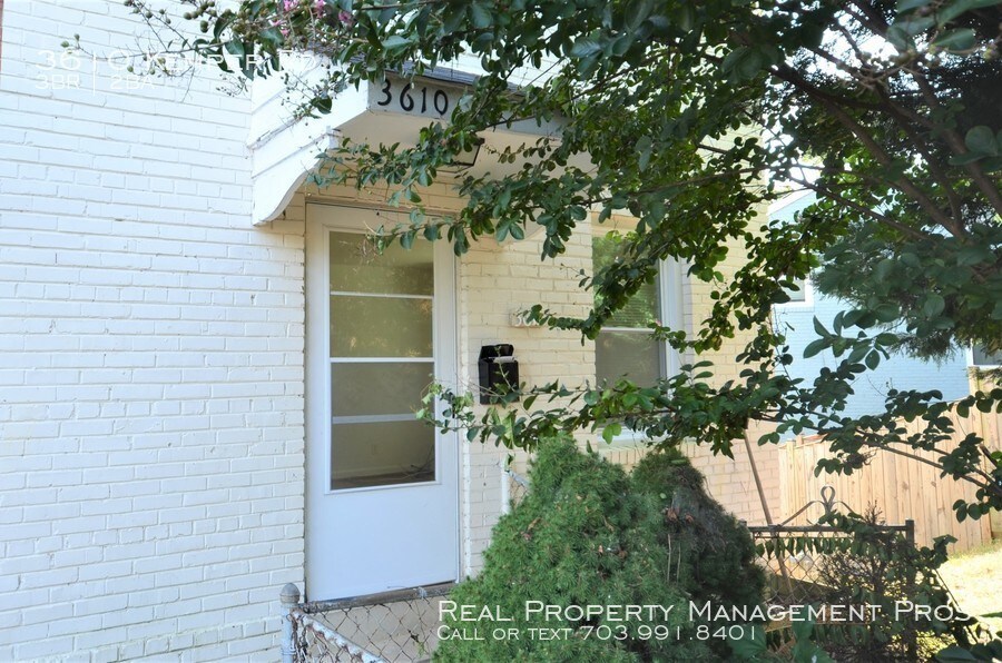 Primary Photo - Adorable Arlington Duplex!