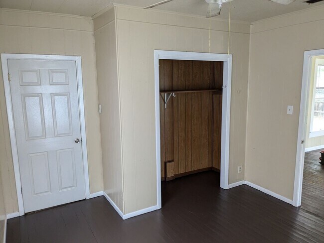 Foto del edificio - 2 Bed 1 Bath Home with Laundry Hookups
