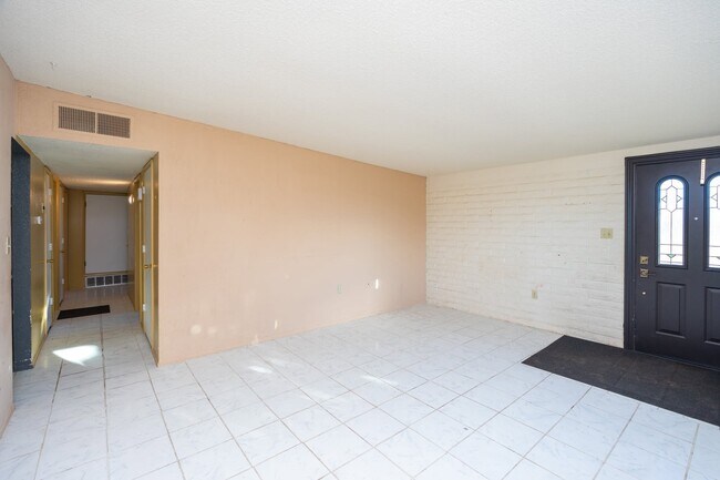 Foto del edificio - 702 N Skyline Dr