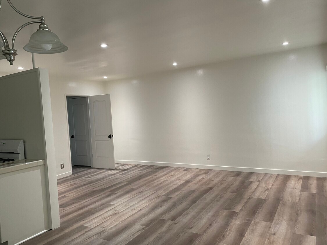 Foto principal - 423 S Sherbourne Dr