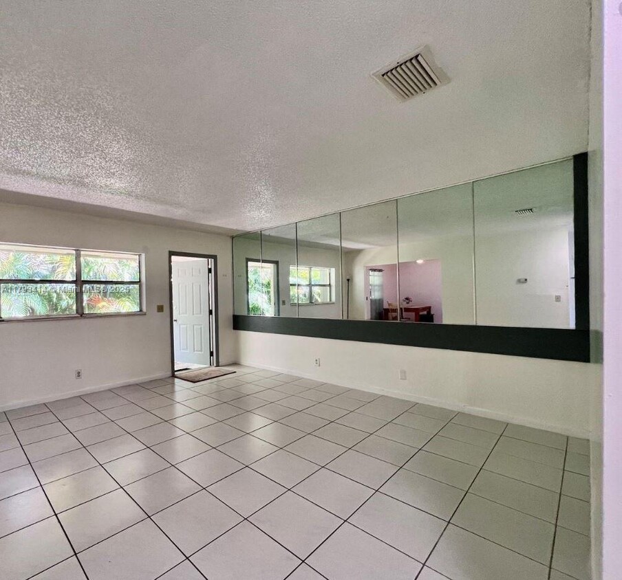 Foto principal - 274 SW 9th St