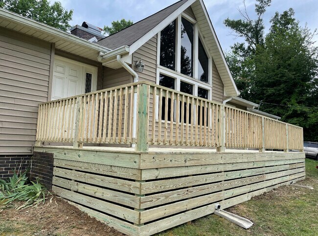 Front entrance and deck - 1401 Laurin St