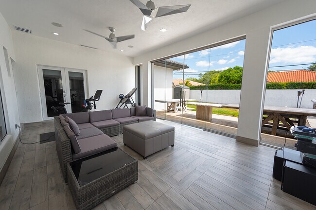 Foto del edificio - 9861 NW 26th St