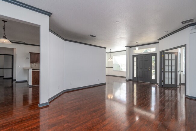 Building Photo - 665 Rob Roy Dr