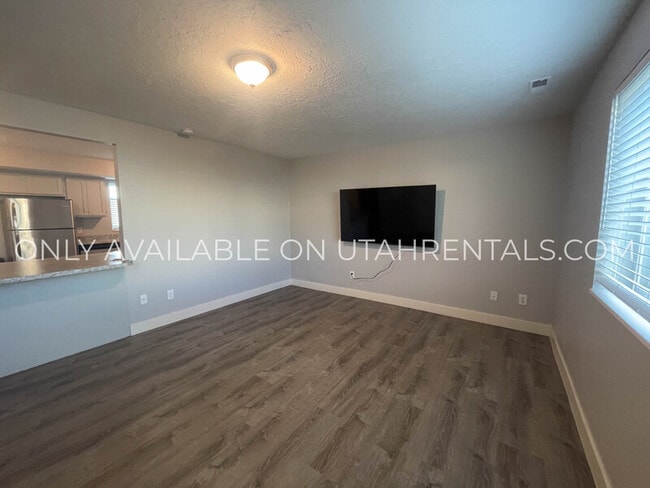 Building Photo - 1737 W Garden Dr