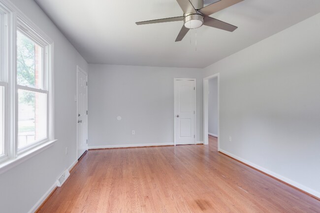 Foto del edificio - 10429 W Providence Rd