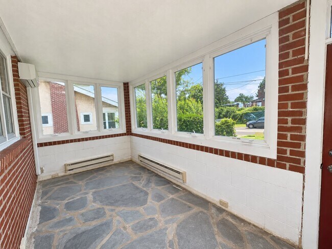 Building Photo - 6797 Lawnton St