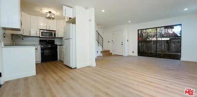 Building Photo - 14435 Plummer St