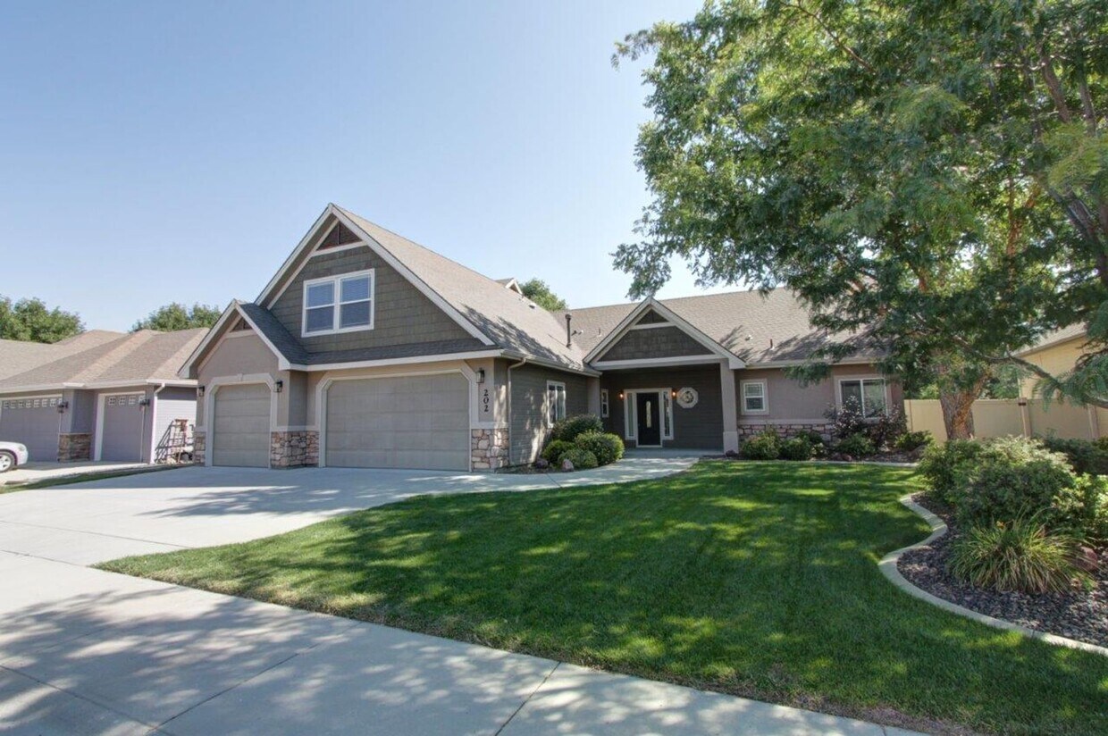 Foto principal - Stunning Home w/Open Floor-plan