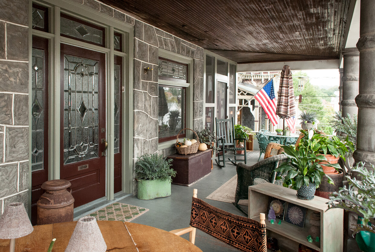 Front Porch / Entry - 126 S Church St