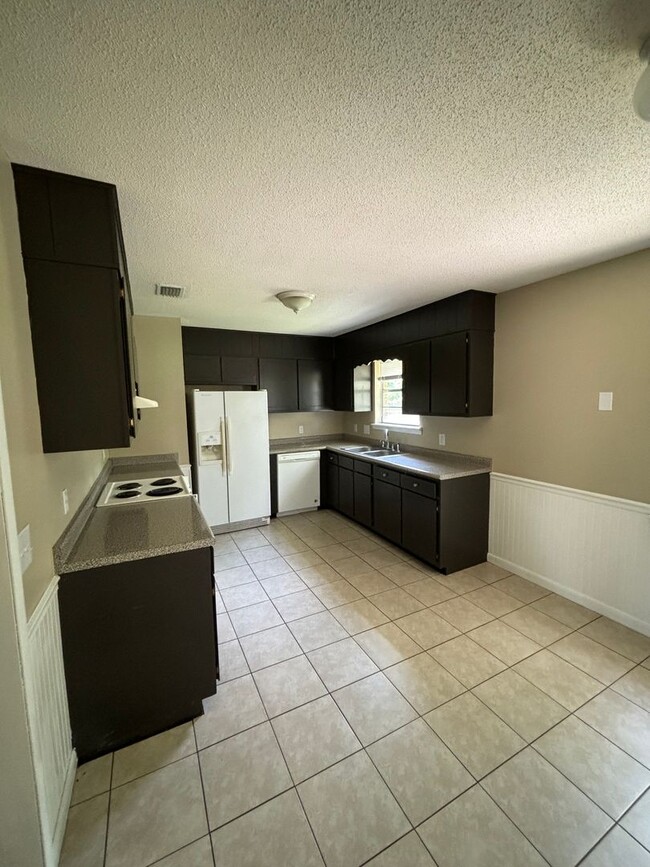 Building Photo - FOR RENT 3 Bed 2 bath home