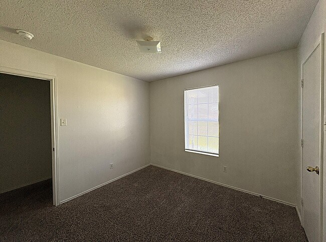 Building Photo - 2201 Sandstone Dr