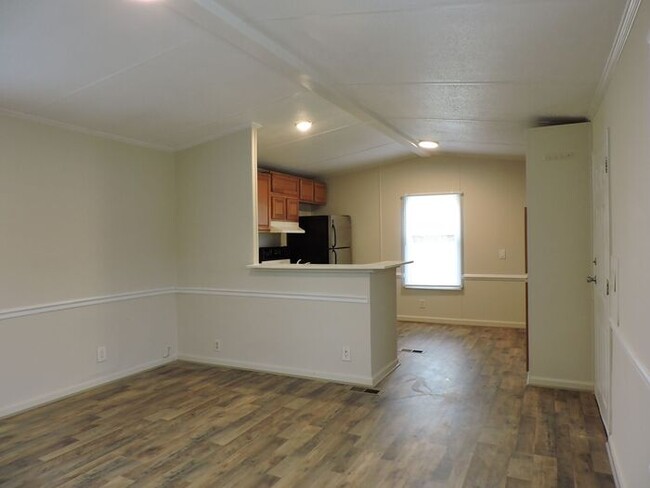 Building Photo - Tidy Mobile Home on Spacious Lot