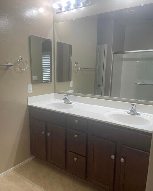 Foto del edificio - 634 W Kerry Ln