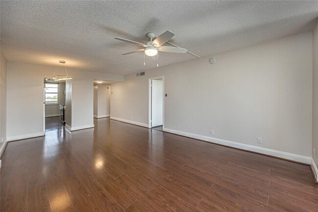 Building Photo - 250 Jacaranda Dr
