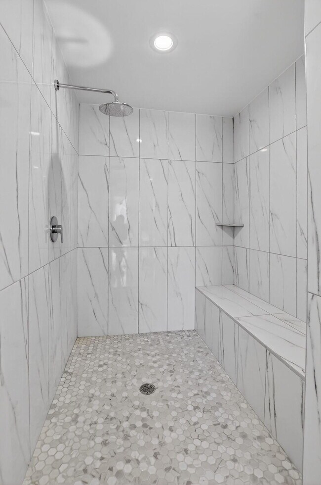 Foto del edificio - 350 W Hidden Valley Blvd