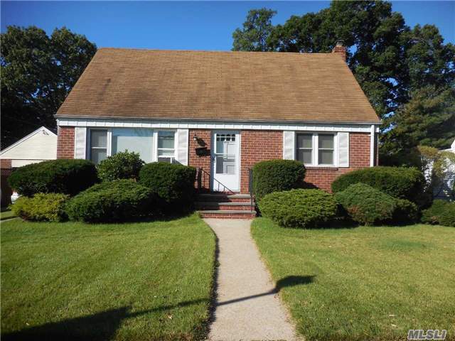 Primary Photo - 1364 Maeder Ave