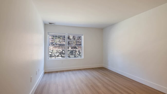 Dormitorio con suelo de superficie dura - Rosecliff