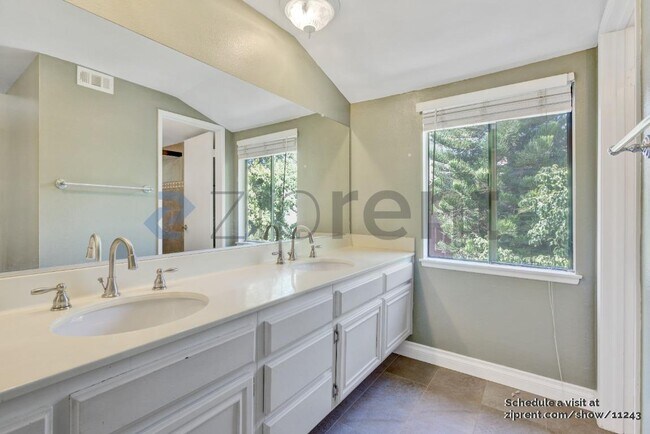 Foto del edificio - 2421 Chandler Ave