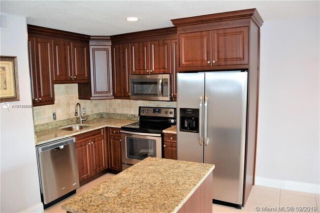 Building Photo - 701 Pine Dr