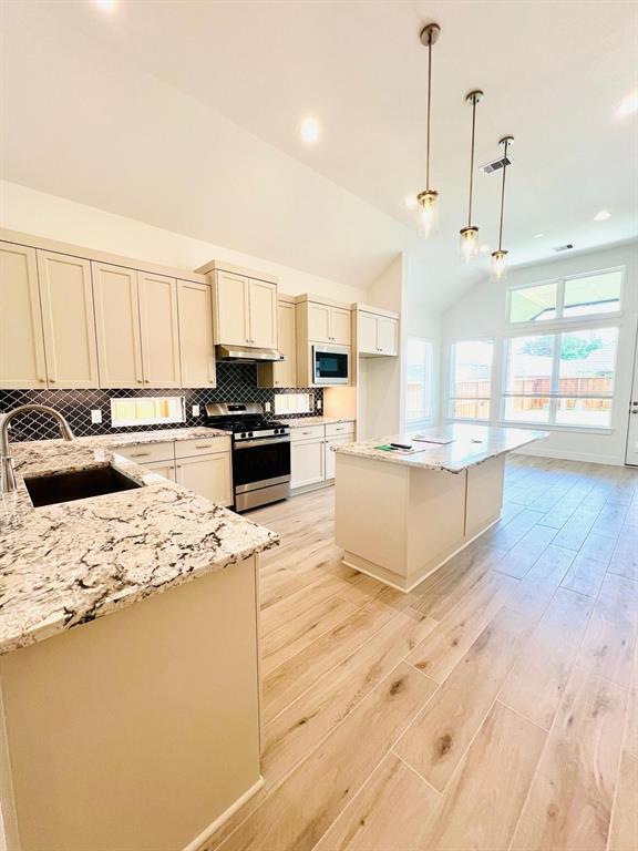 Foto del edificio - 27223 Lombard Wood Dr
