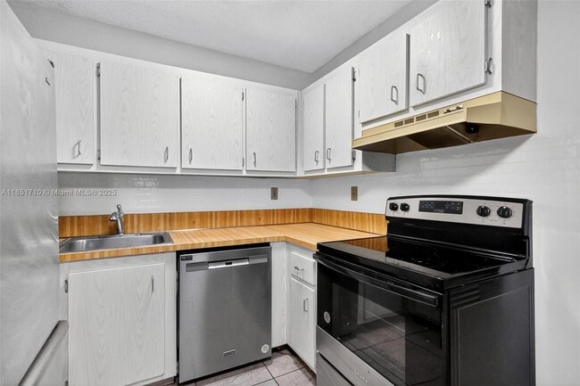 Building Photo - 2924 Collins Ave