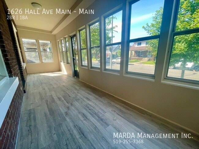 Building Photo - CHARMING 2 BED/1 BATH MAIN FLOOR APARTMENT...