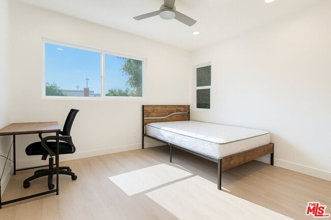 Foto del edificio - 1189 W 36th Pl