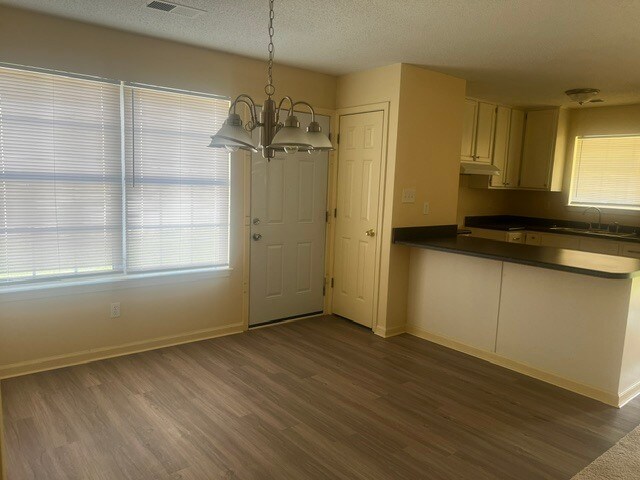 Building Photo - 4 Bed 2 Bath | Move-In Ready
