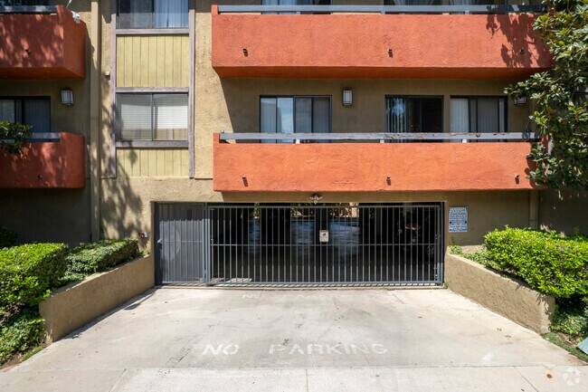 8735 Variel Ave - Variel Apartments