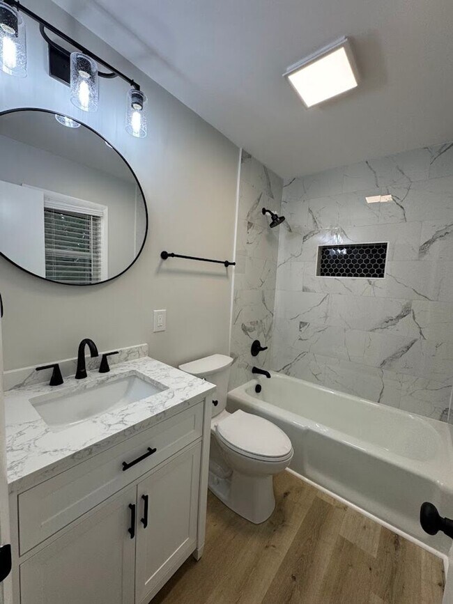 Foto del edificio - 2205 Hathaway Dr