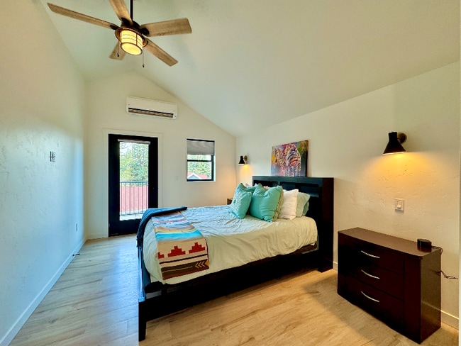 Building Photo - 1120 Holt Dr