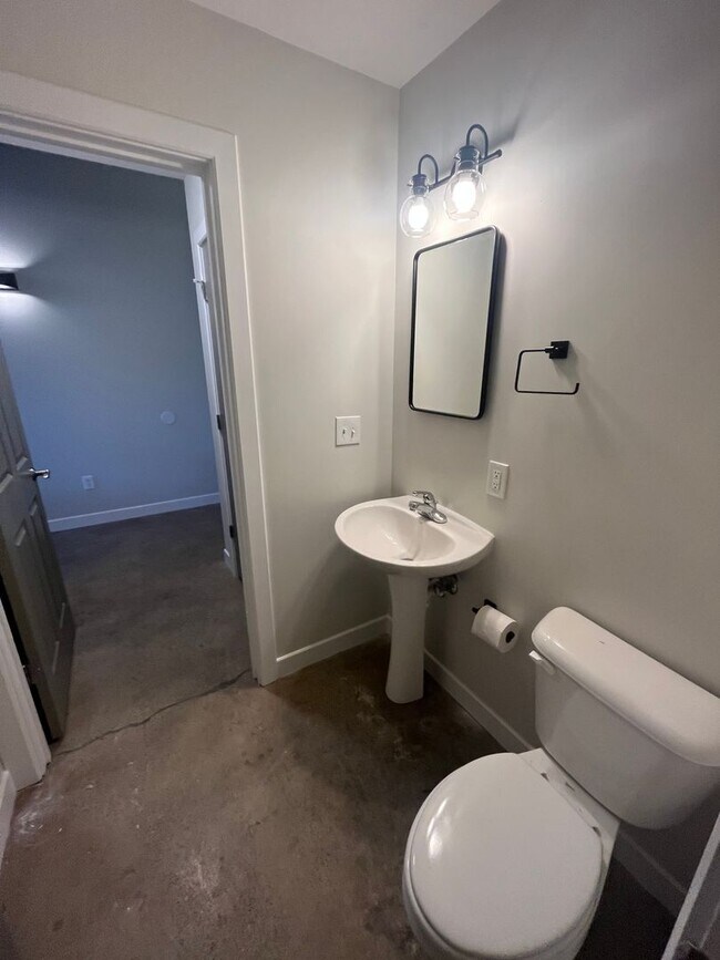 Building Photo - Gorgeous Updated 2 bedroom Apartment in Old Louisville!