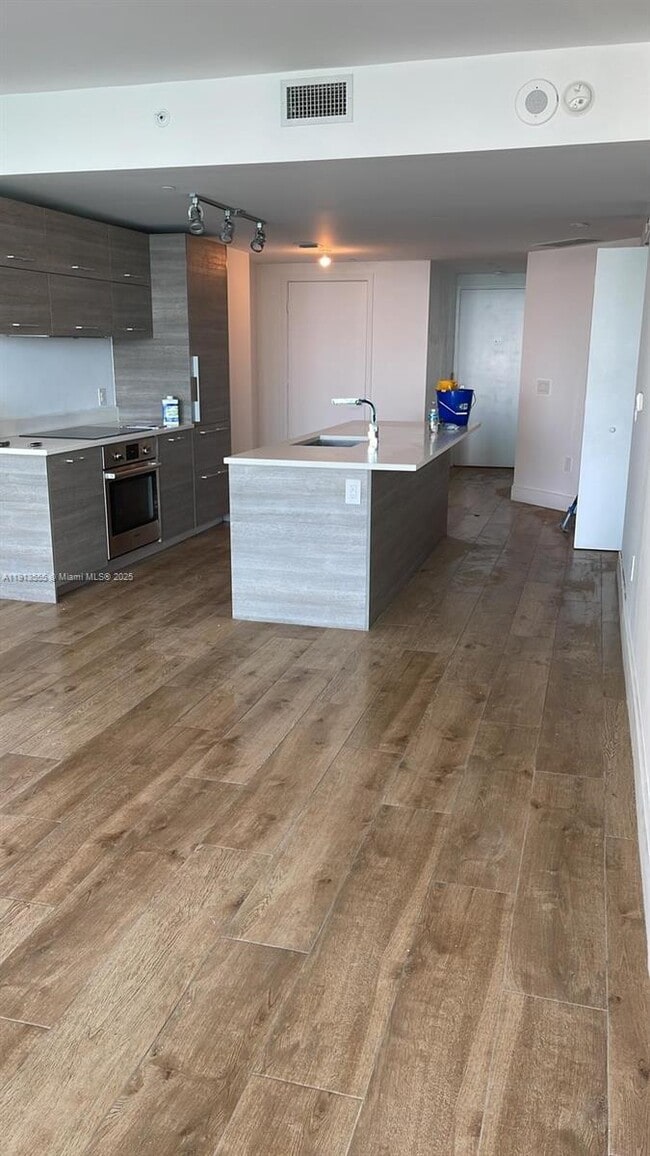 Foto del edificio - 650 NE 32nd St