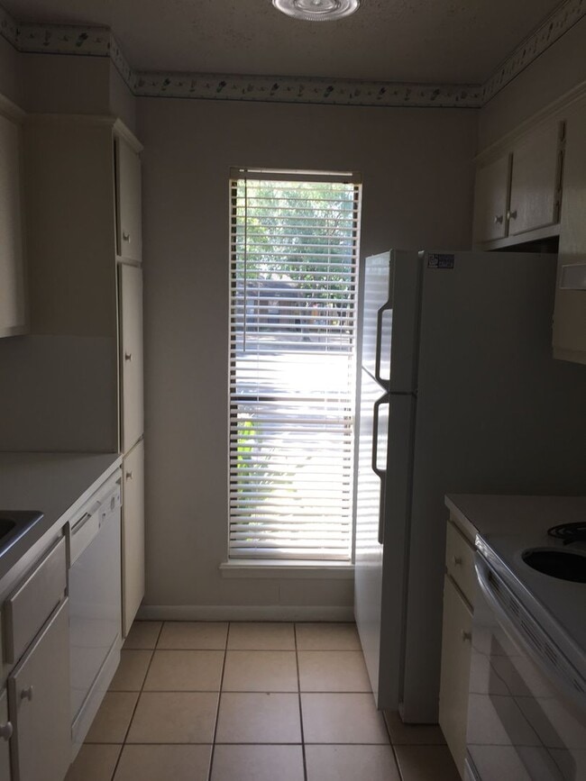 Foto del edificio - 2435-2437 Colgate