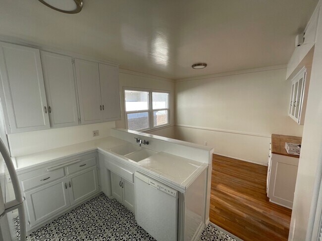 Building Photo - 2410 Penmar Ave