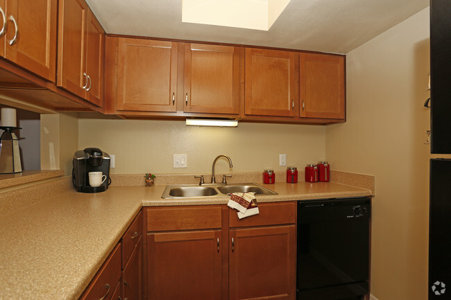 1BR, 1BA - 862 SF Greater Serenity - Kitchen - Serenity Lane