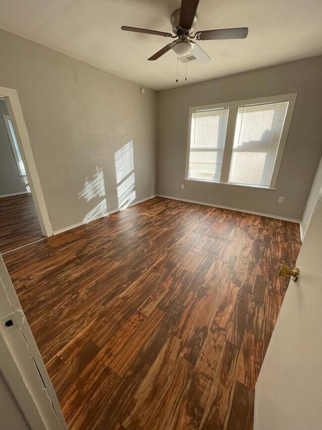 Building Photo - Comfortable Home on Silsbee